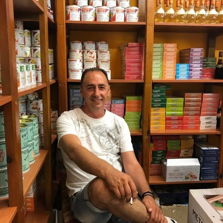Giorgos Asklipios în magazinul familiei din Limenas, Thassos, între cutii de loukoumi și borcane cu dulcețuri